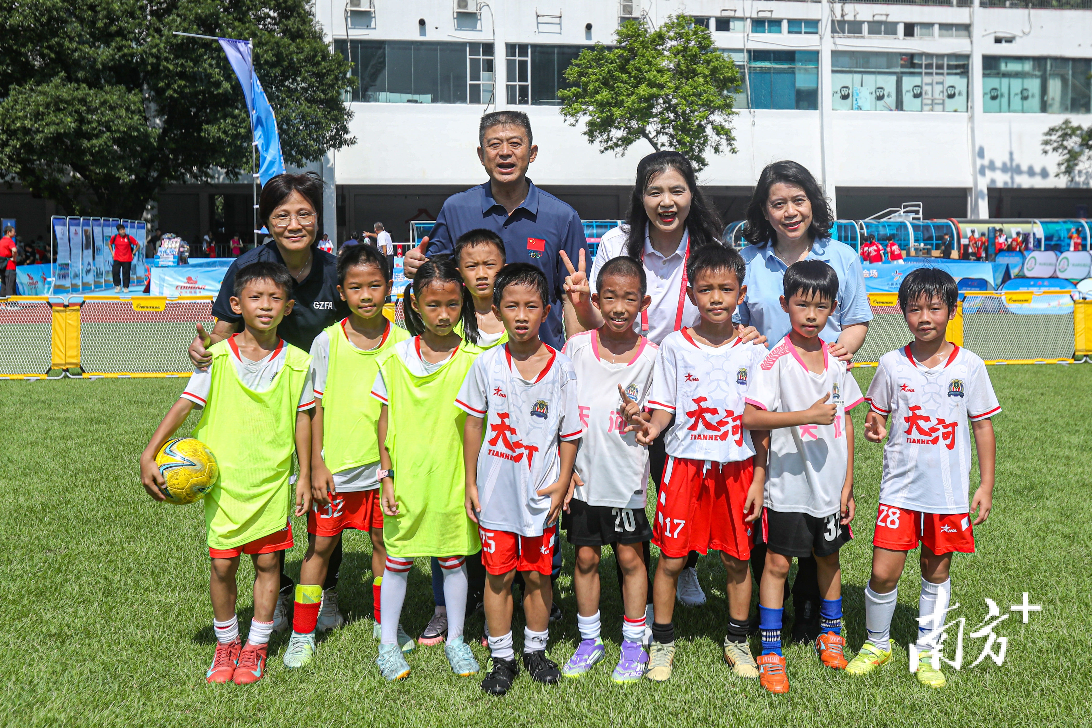 营造了热烈, 脚后跟射门 营造了热烈, 脚后跟射门